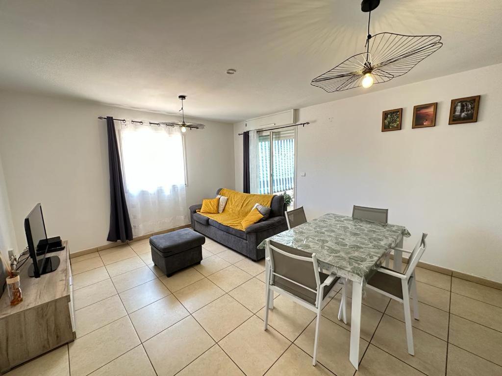 Appartement T3 Proche Aeroport Et Nordev Sainte-Clotilde Exteriör bild