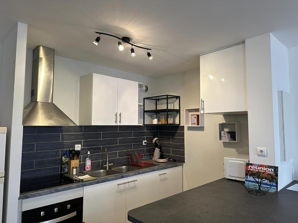 Appartement T3 Proche Aeroport Et Nordev Sainte-Clotilde Exteriör bild
