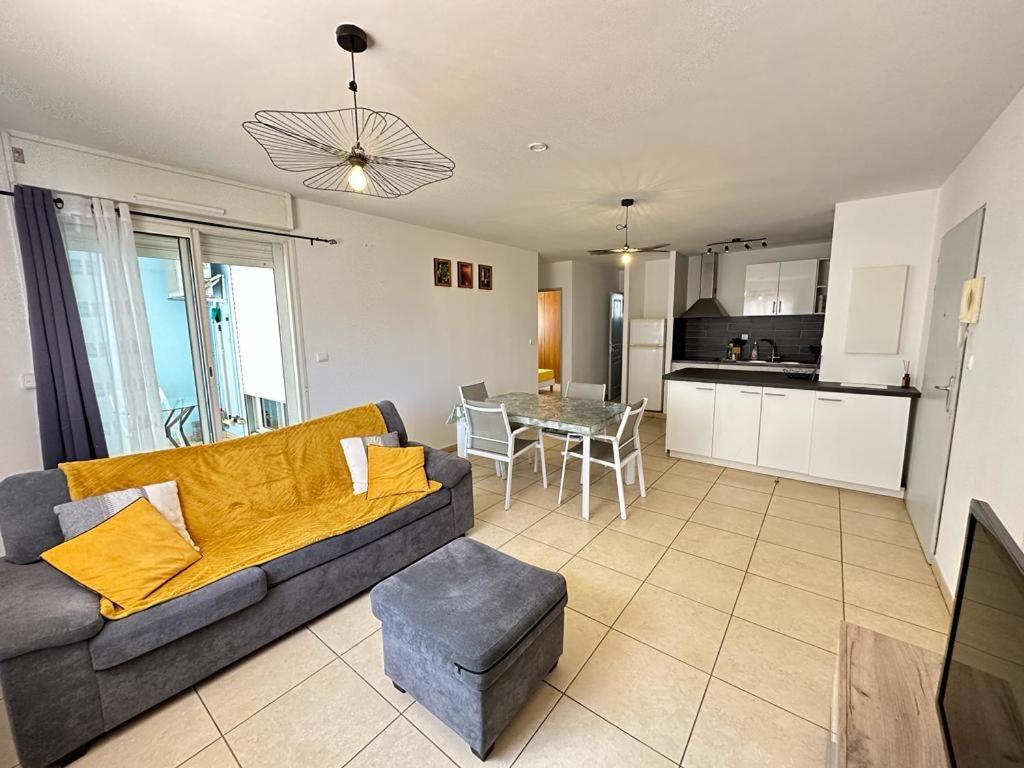 Appartement T3 Proche Aeroport Et Nordev Sainte-Clotilde Exteriör bild